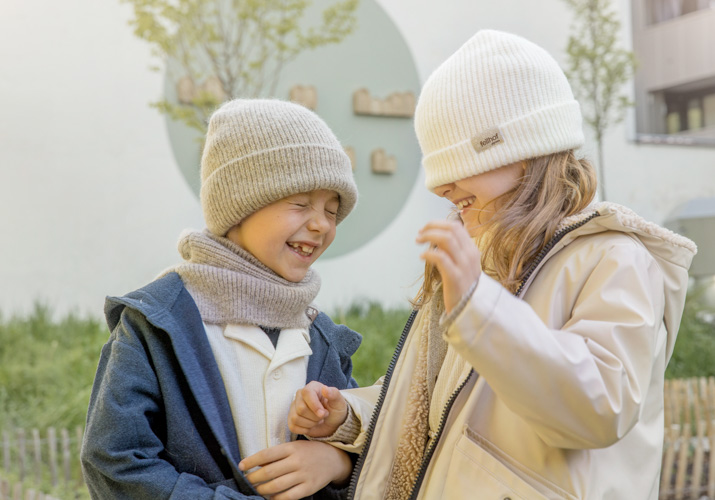 Kinder mit Alpakamütze und Schals