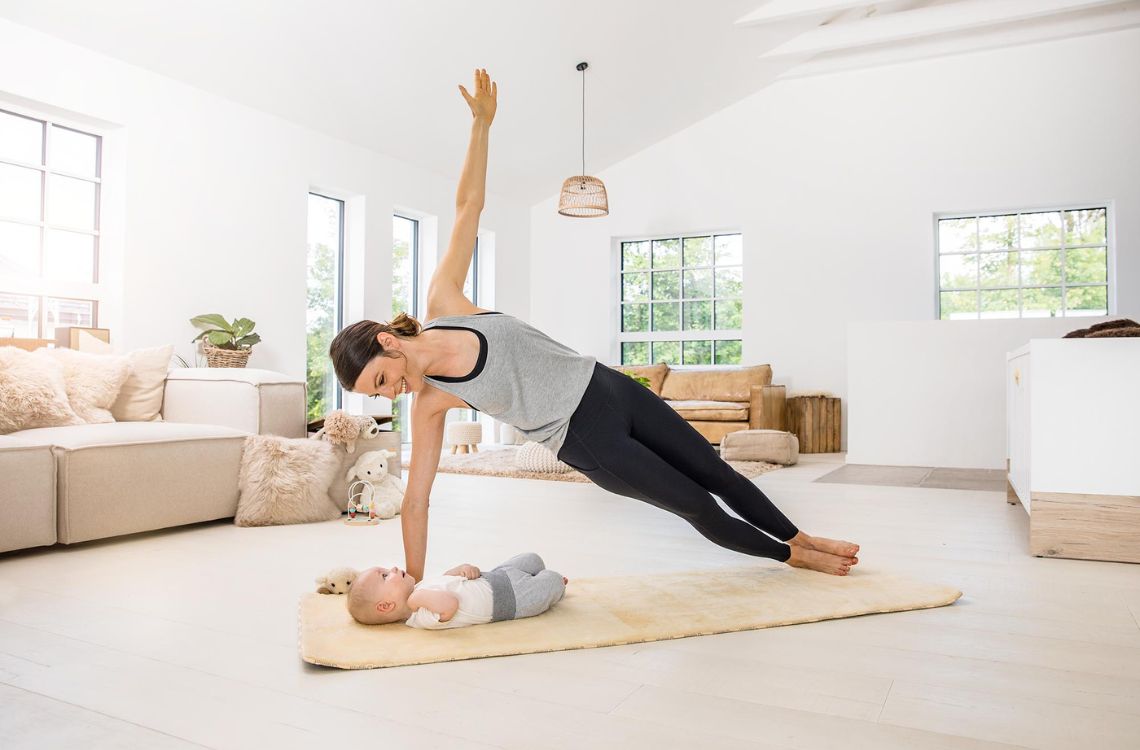 Junge Mutter trainiert auf Lammfell-Yogamatte Salina von Fellhof