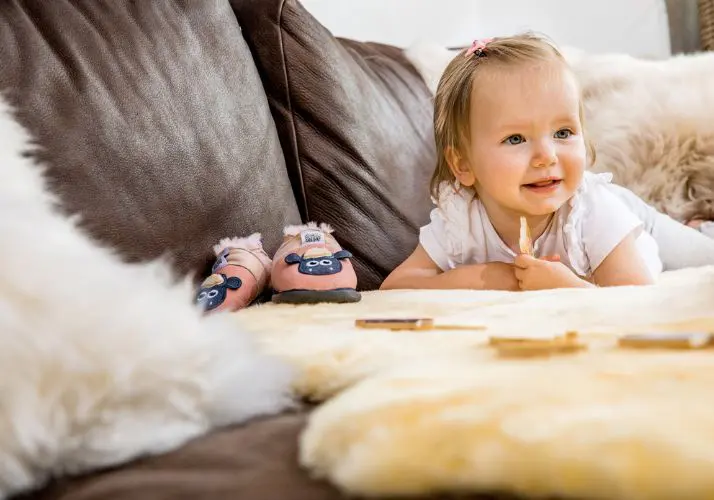 Baby auf Lammfell-Unterlage