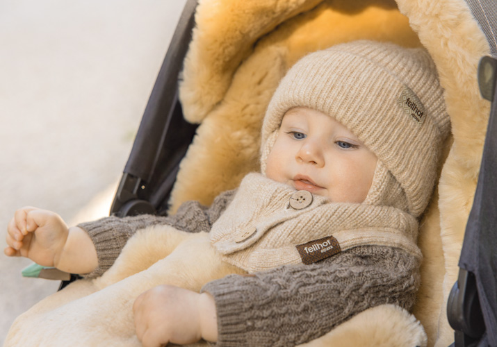 Baby in Alpakafell Fußsack