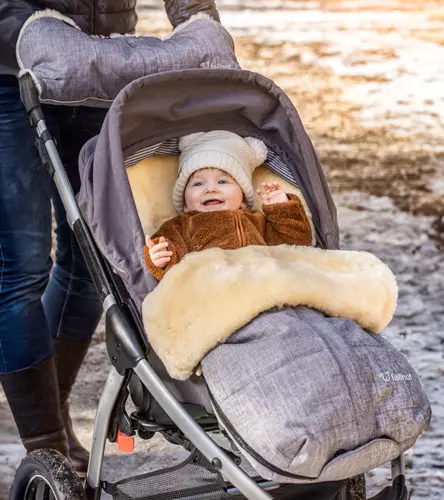Kind in Kinderwagenfußsack