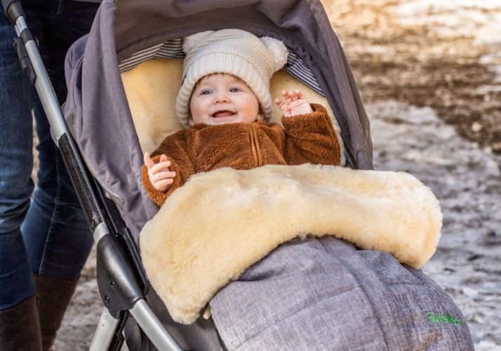 Sheepskin store pushchair footmuff